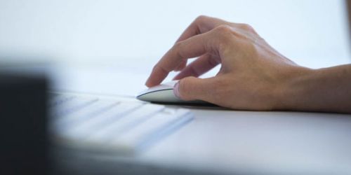 hand som håller i datormus för att skicka filer med WeTransfer eller Sprend