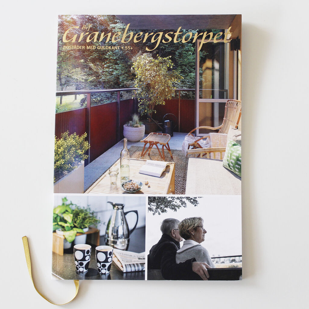 Broschyr med guldfoliering, märkesband och tygkasse
