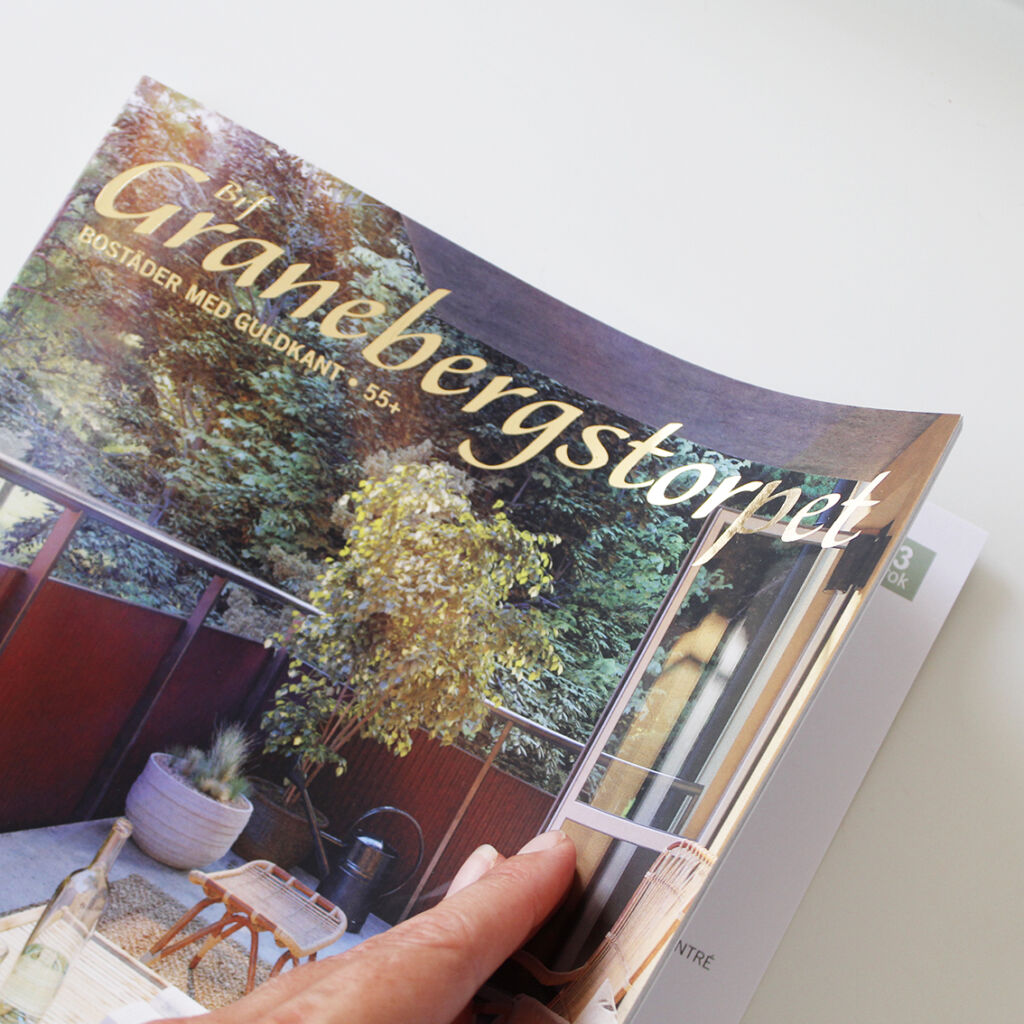 Broschyr med guldfoliering, märkesband och tygkasse – bild 3