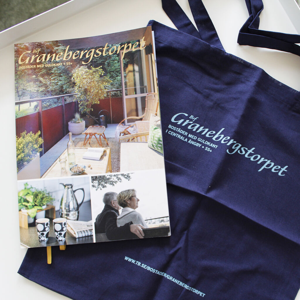 Broschyr med guldfoliering, märkesband och tygkasse – bild 8