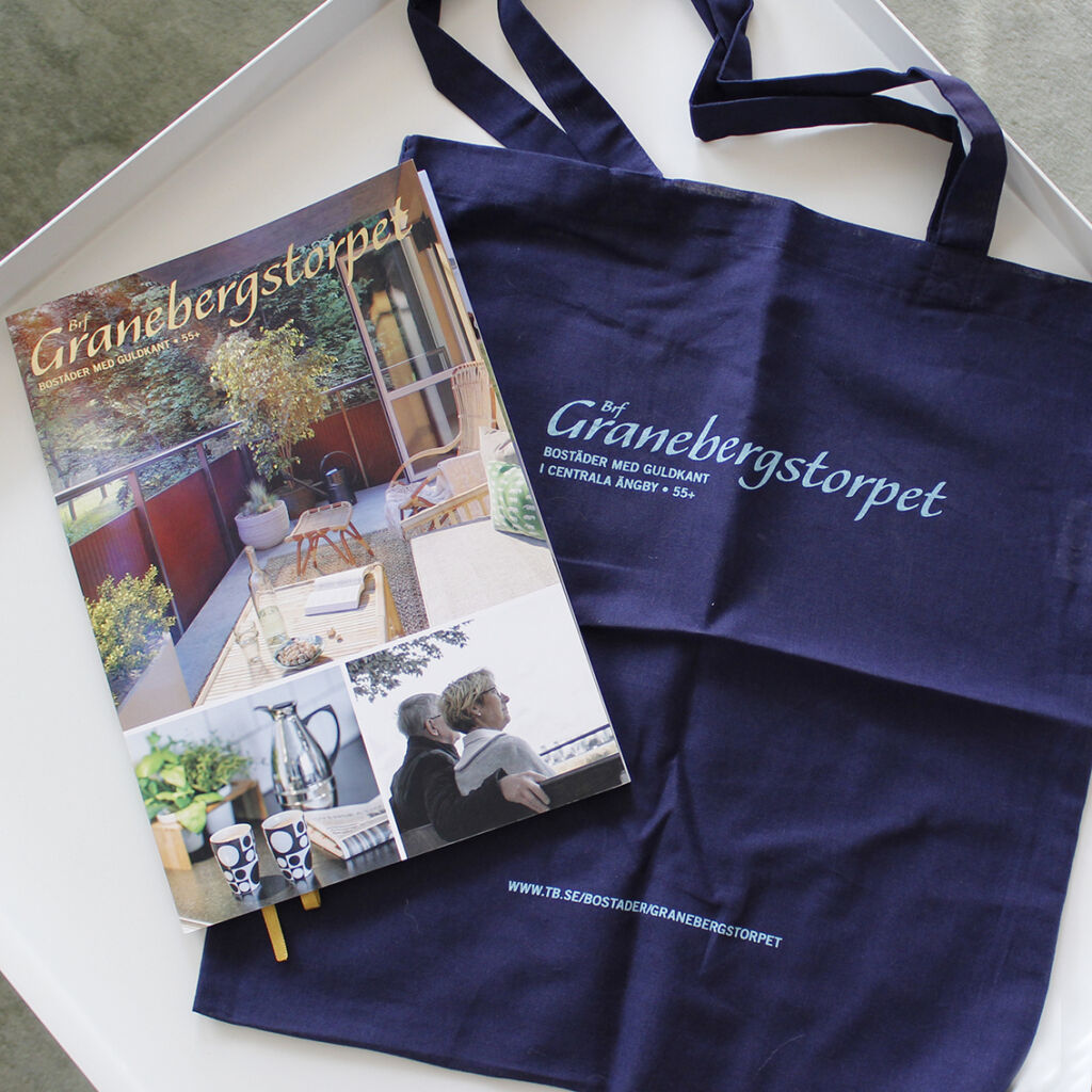 Broschyr med guldfoliering, märkesband och tygkasse – bild 9